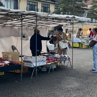 飛騨高山の陣屋前朝市、商品が並ぶ屋台と売り手と客